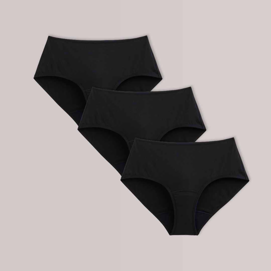 Lot de 3 sous-vêtements en coton biologique TENA pour femmes, conçus pour l'incontinence légère, offrant confort et protection grâce à leur coupe bikini classique et respirante.