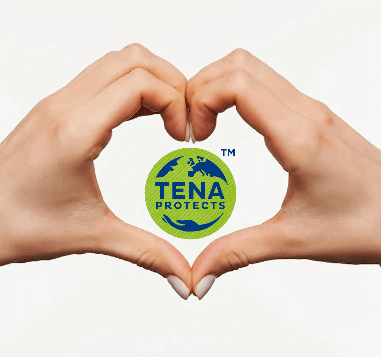 Deux mains forment une forme de cœur autour d'un logo indiquant "TENA PROTECTS" sur un fond blanc.